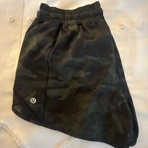 lululemon Heritage 365 Camo Green Twill Multi Hotty Hot Low-Rise 4”